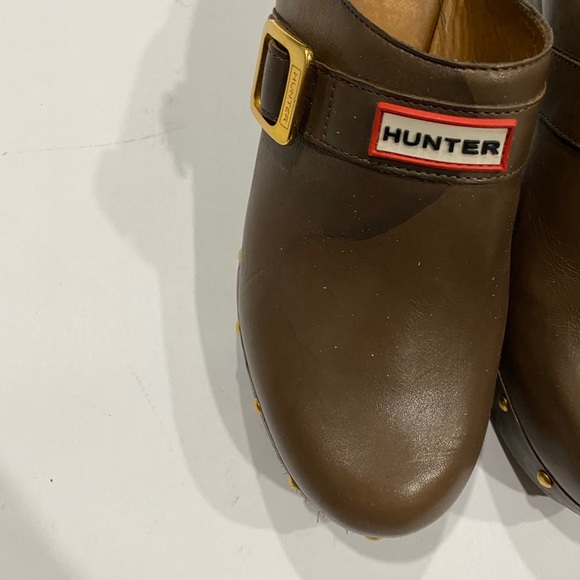 Hunter leather cognac women’s gold studded clogs - Picture 14 of 15